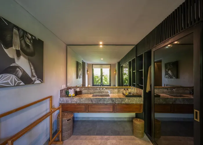 Villa De Suma - Fully Staffed Luxury In Prime Seminyak, Walk To *